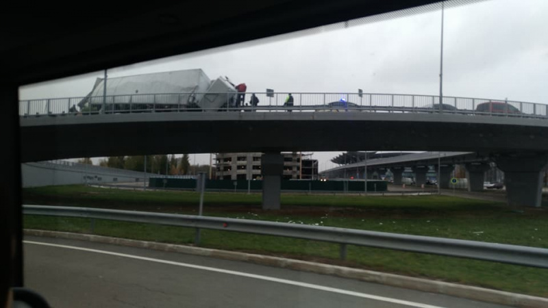 "Це все Хелловін": в аеропорту "Бориспіль" перекинулася вантажівка