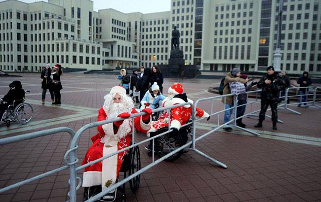 В Минске прошёл парад Дедов Морозов и Снегурочек
