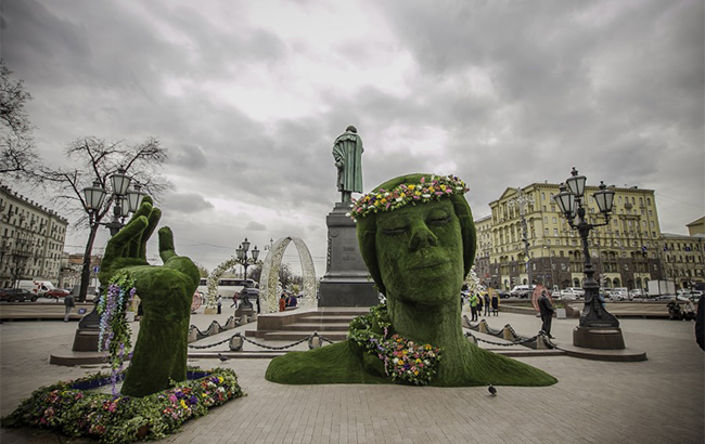 В Москве начался фестиваль с пластмассовыми украшениями за 190 миллионов