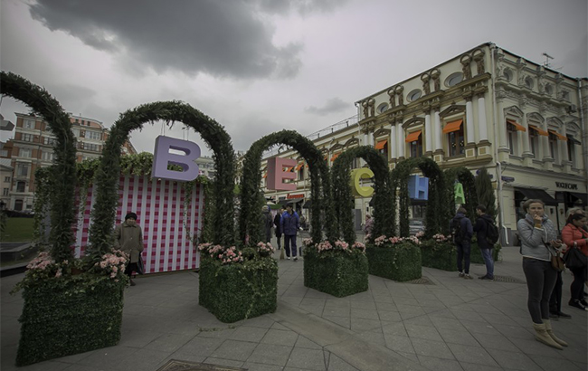 В Москве начался фестиваль с пластмассовыми украшениями за 190 миллионов