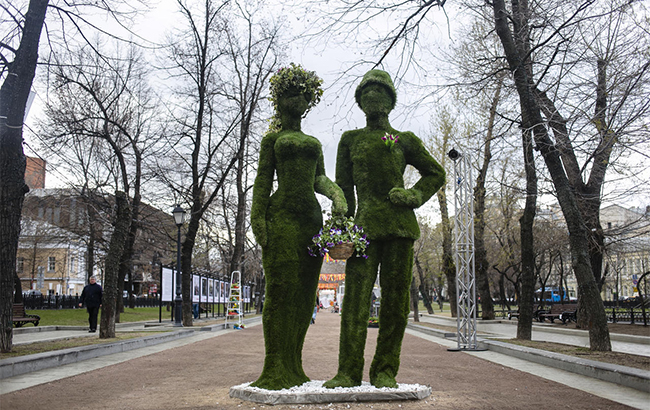 В Москве начался фестиваль с пластмассовыми украшениями за 190 миллионов