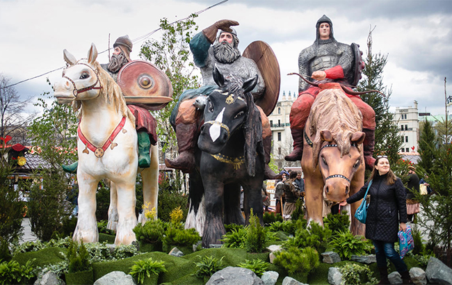 В Москве начался фестиваль с пластмассовыми украшениями за 190 миллионов