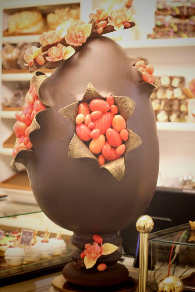 В Ужгороде создали гигантскую писанку из шоколада