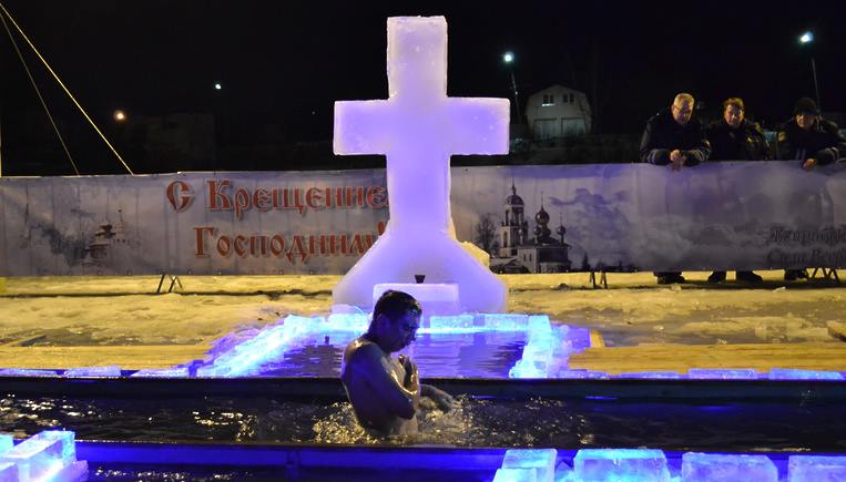 Врачи рекомендуют предварительно закаляться 