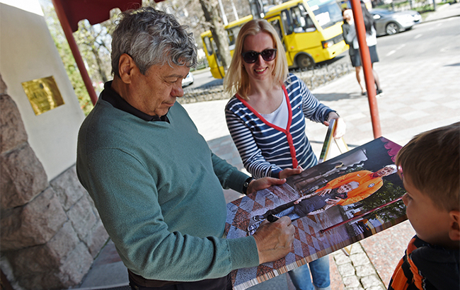 Футболісти "Шахтаря" в оточенні фанів прогулялися по Дніпропетровську