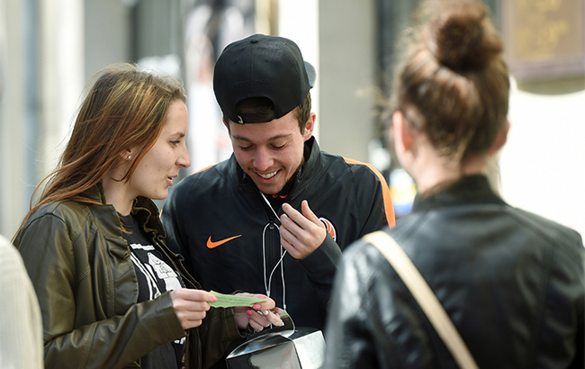 Футболісти "Шахтаря" в оточенні фанів прогулялися по Дніпропетровську