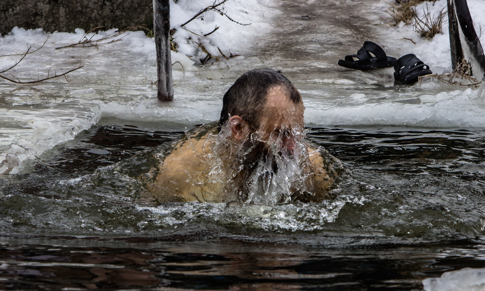  Купаться в ледяной воде стоит только тогда, когда вы полностью уверены в своих силах 