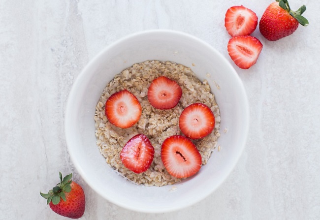 Клубника сочетается с различными кашами на завтрак