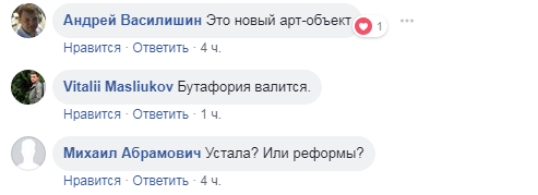 "Новый арт-объект": в Киеве несколько дней лежит упавшая остановка (фото)
