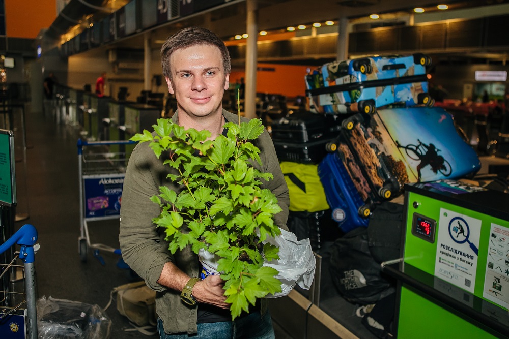 Дмитрий Комаров отправился покорять новую страну: что известно о поездке