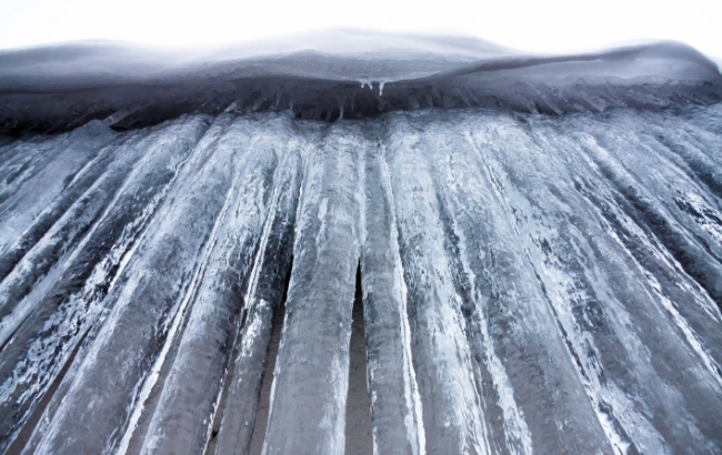 Не пропускали &quot;скорую&quot;: новые детали о состоянии девочки, на которую упала глыба льда