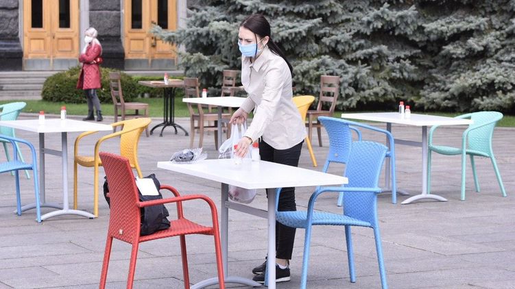 Під Офісом президента активісти "відкрили" ресторан: Зеленському залишили столик (відео)