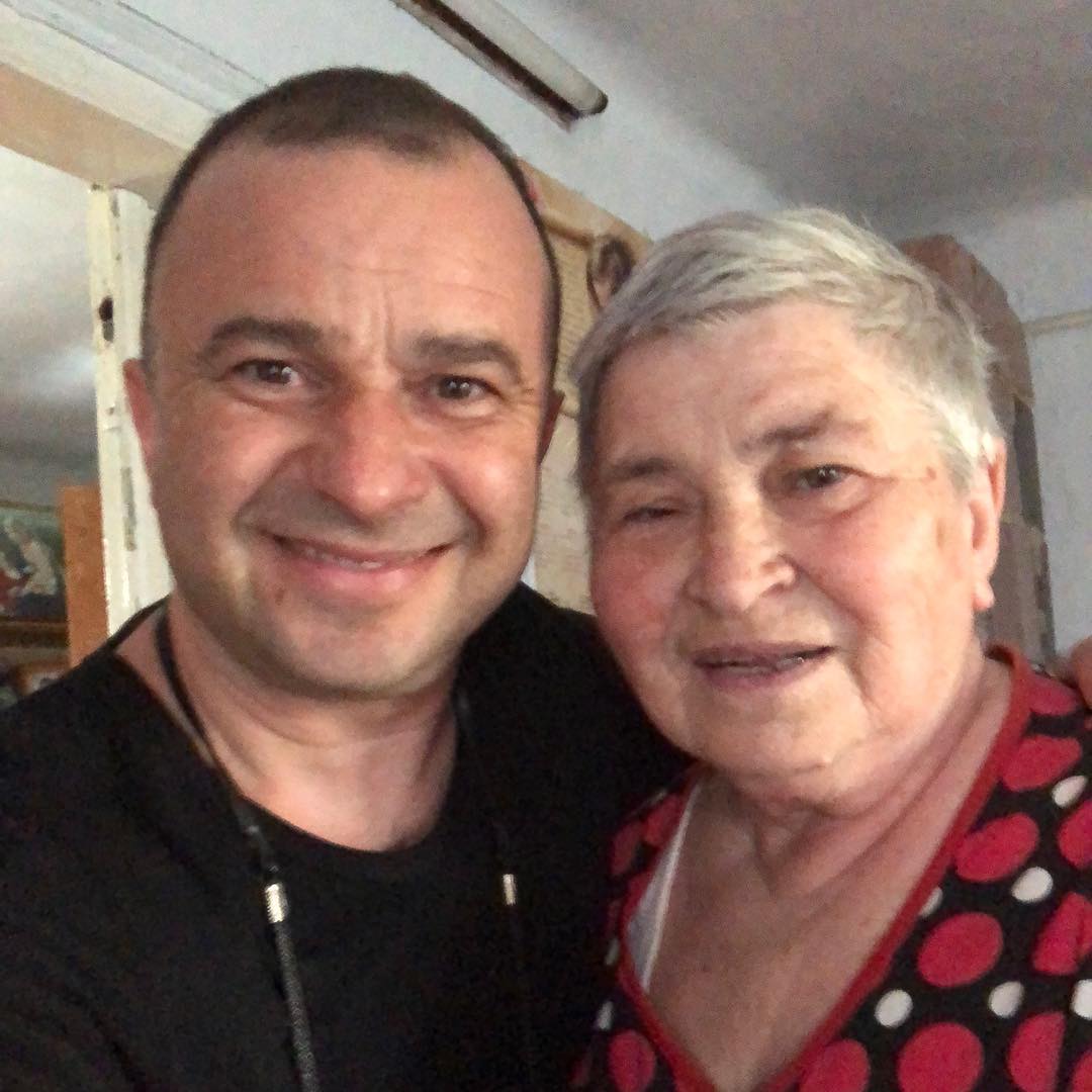 Постоянно в страхе живет: Виктор Павлик разоткровенничался о маме