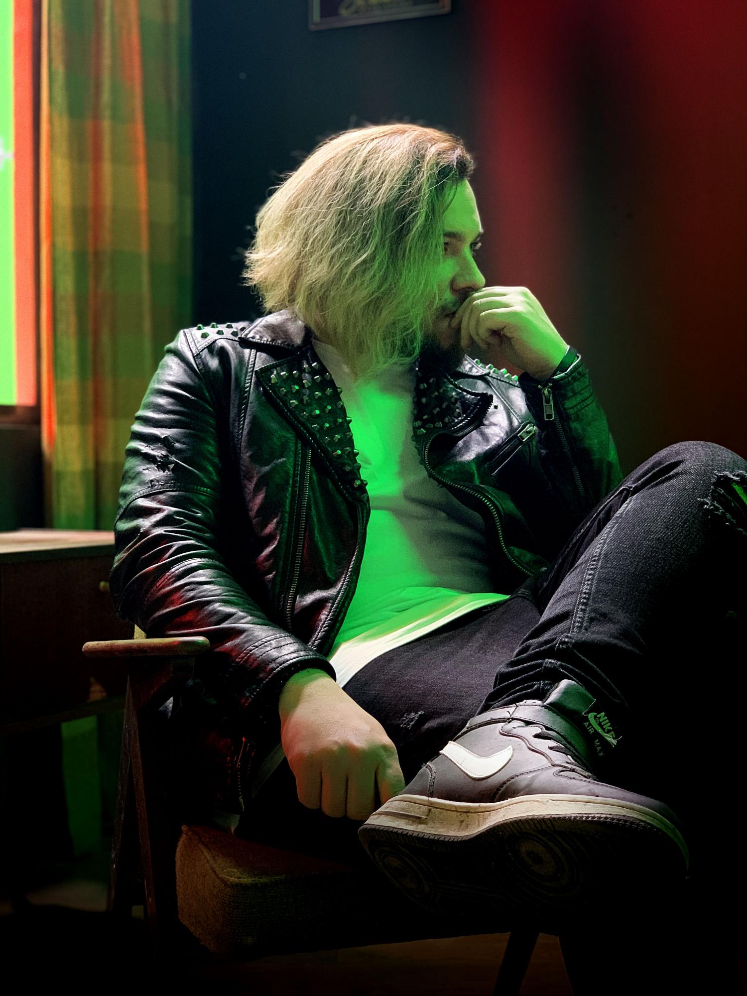 Лидер известной украинской рок-группы выпустил сольную песню. Видео