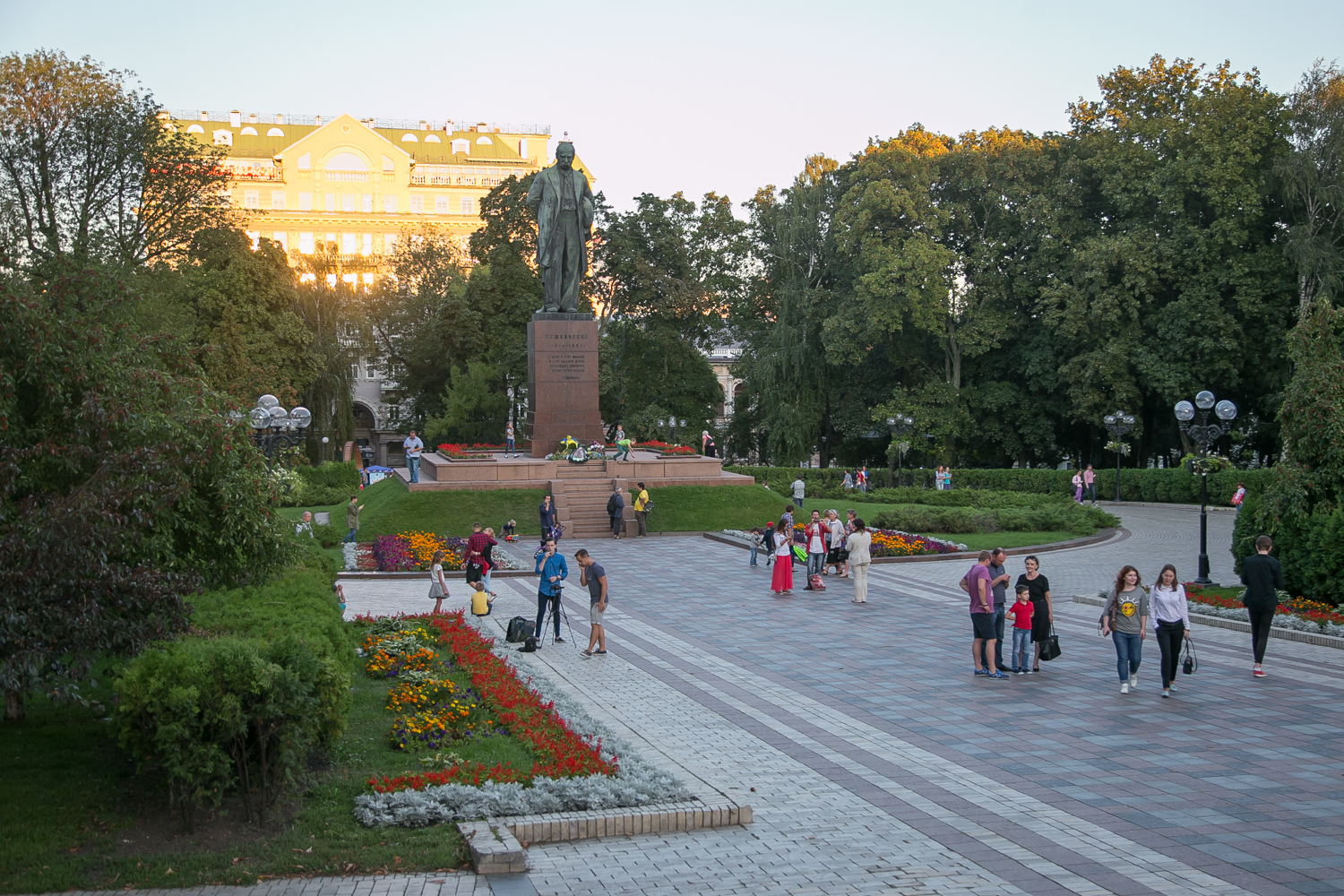 Парк шевченко. Парк Шевченко Киев. Парк Тараса Шевченко Киев. Площадь Шевченко Киев. Сквер имени Тараса Шевченко Санкт-Петербург.