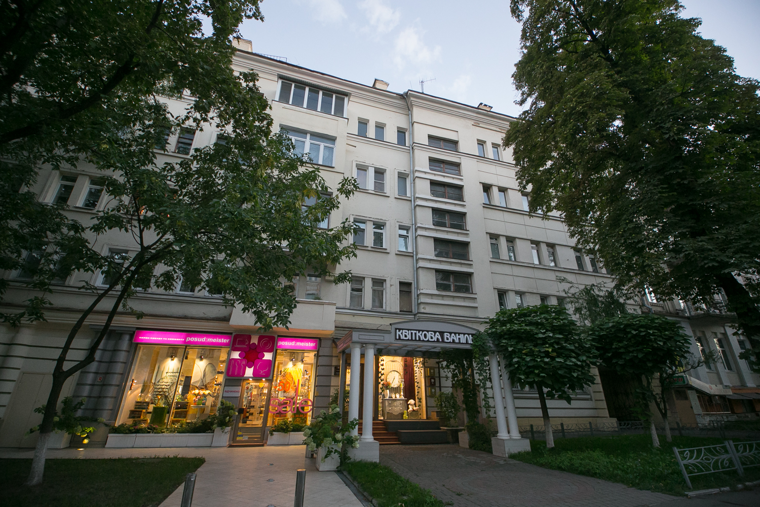 Улица Льва Толстого, 15 – Дом, в котором жил поэт и националист Олег Ольжич