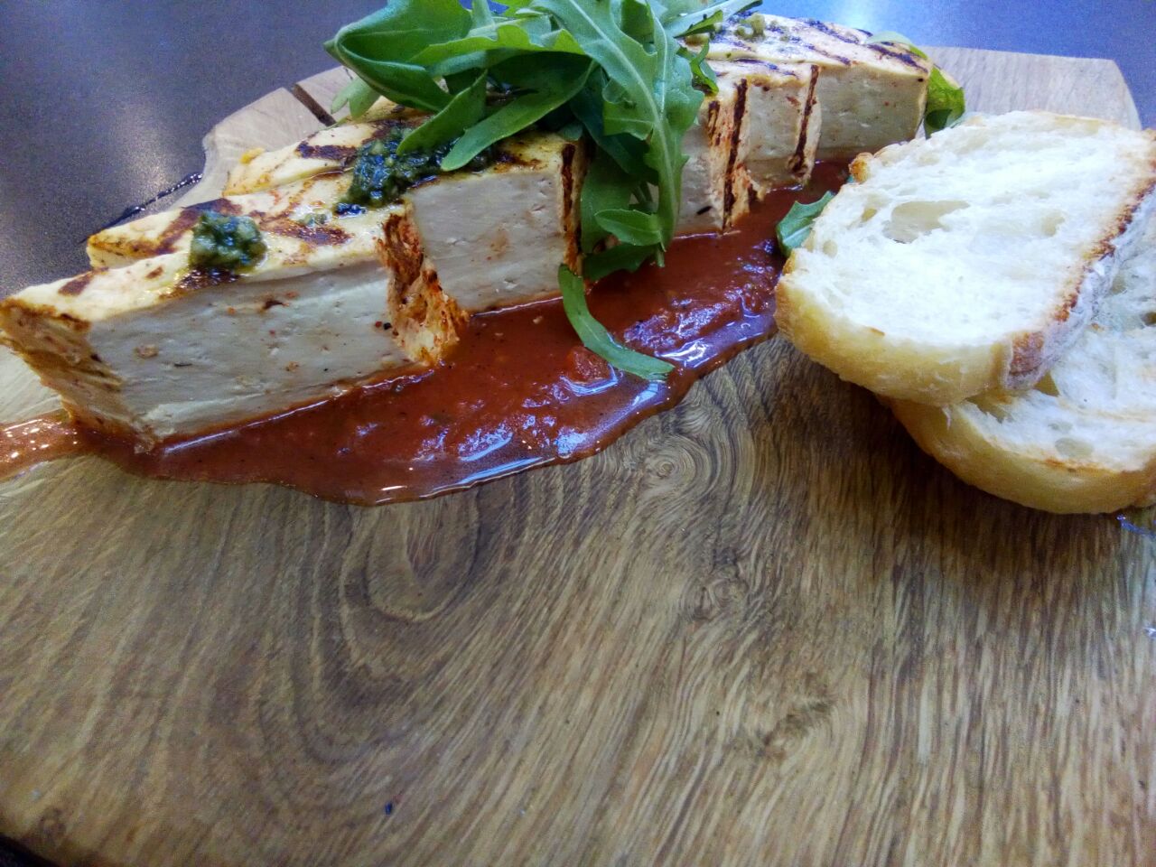 Смажений тофу з томатно-базиліковим соусом: кухар поділився оригінальним веганським рецептом