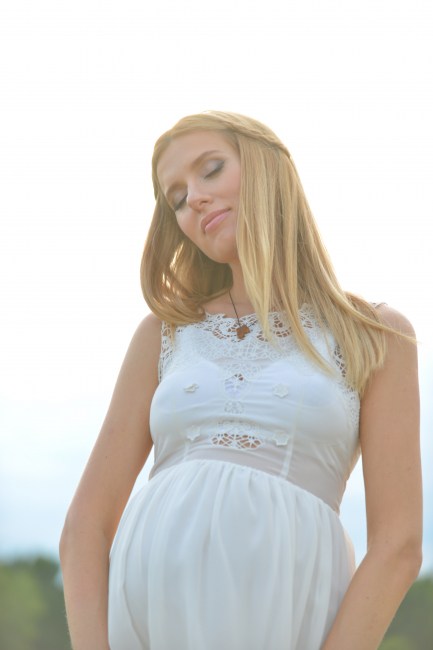 Популярна українська співачка показала вагітний живіт