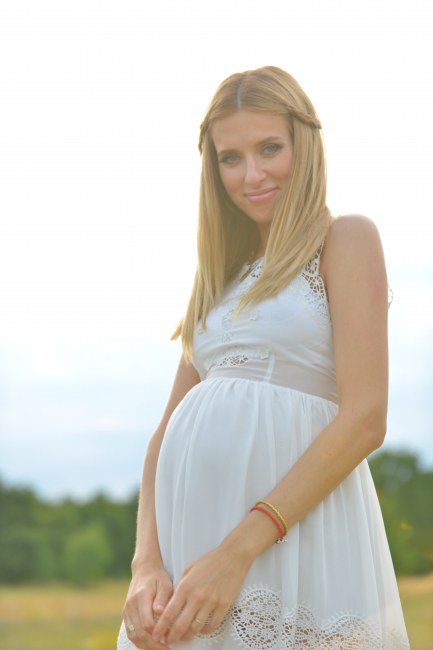 Популярна українська співачка показала вагітний живіт