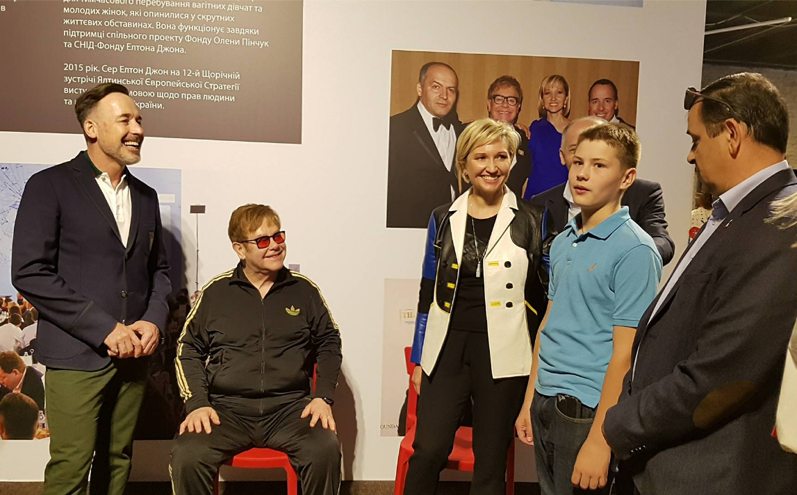 В Киеве Элтон Джон встретился с ребенком, которого хотел усыновить девять лет назад