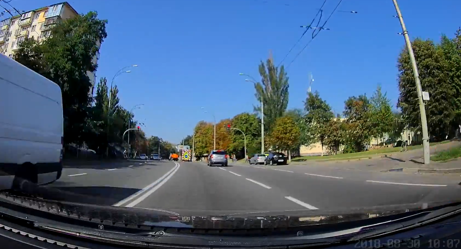 Проехал на красный: в сети показали грубое и безнаказанное нарушение ПДД в Киеве (видео)