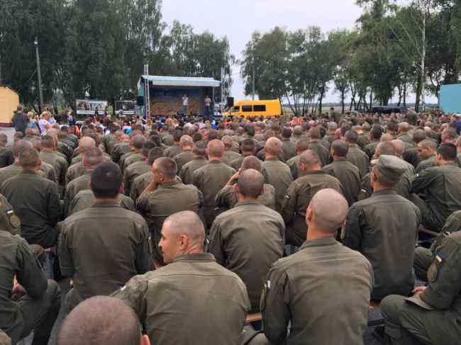 &quot;Я люблю свою родину&quot;: актеры студии &quot;Квартал 95&quot; выступили для украинских бойцов (видео)