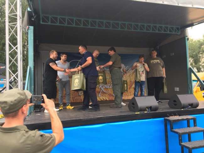 &quot;Я люблю свою родину&quot;: актеры студии &quot;Квартал 95&quot; выступили для украинских бойцов (видео)