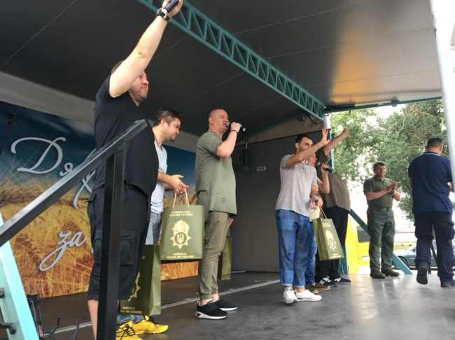 &quot;Я люблю свою родину&quot;: актеры студии &quot;Квартал 95&quot; выступили для украинских бойцов (видео)