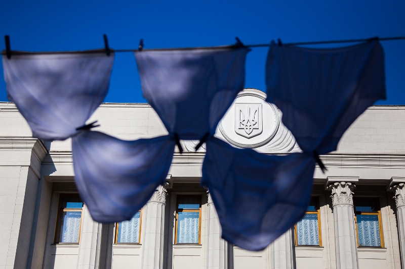 "Не будьте трусами": активисты под Радой с помощью нижнего белья напомнили нардепам о е-декларациях