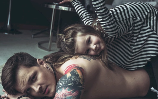 Лидер O.Torvald снялся в фотосессии с беременной женой и 3-летней дочкой