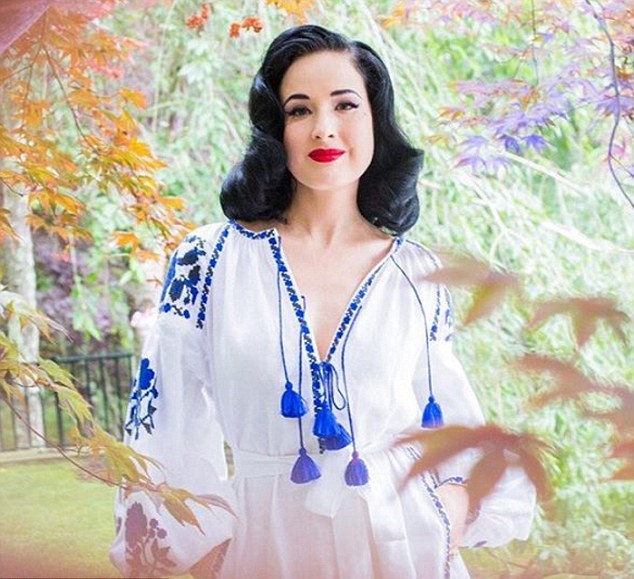 Мировые звезды в вышиванках: на них хочется смотреть снова и снова