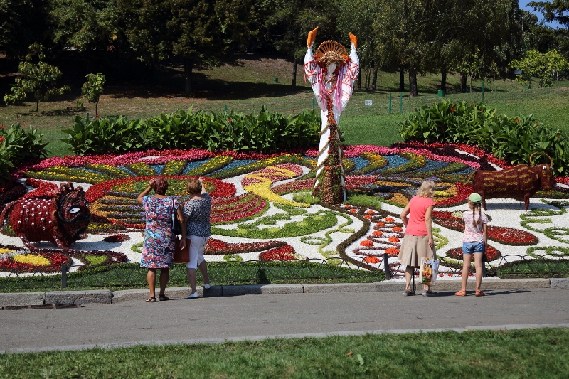 Украинских гениев увековечили в цветах: фоторепортаж с выставки в Киеве