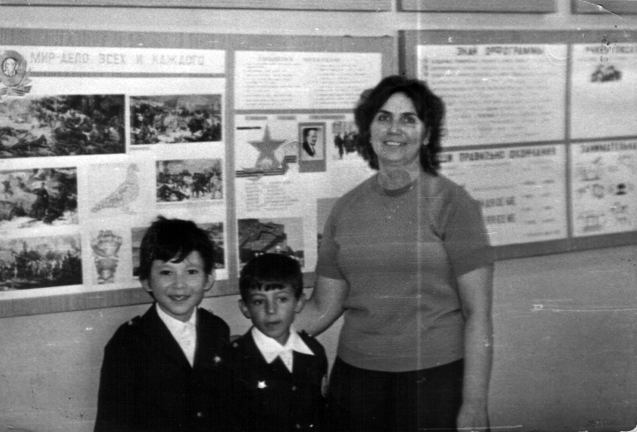 Зеленський в школі: чому президент ходив з мокрим волоссям і прогулював уроки