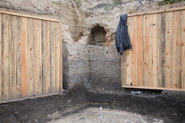 Розкопки на Кирилівській: пічка XVIII століття і сусло приймач ХІХ століття