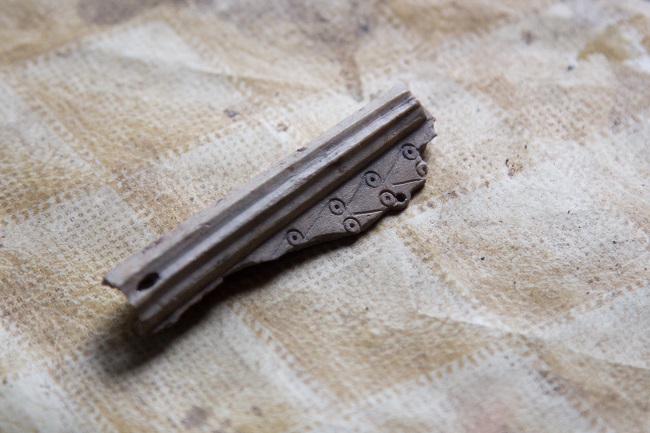 Кістяний игольник, знайдений на розкопках на Кирилівській вулиці