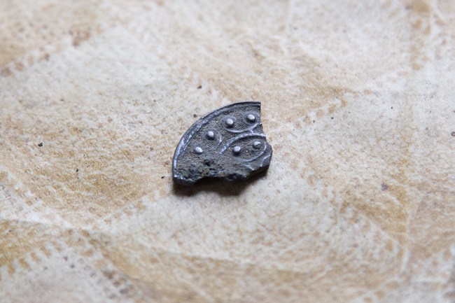 Фрагмент жіночого підвіски, знайдений на археологічних розкопках