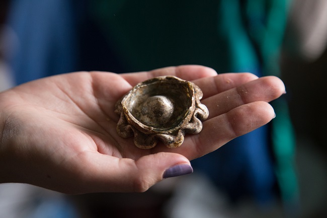 Скло і кераміка на археологічних розкопках на Кирилівській вулиці