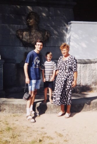 Ведучі каналу "Україна" показали зворушливі фото зі своїми мамами