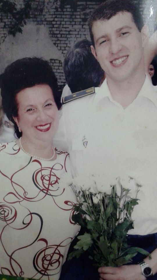 Ведучі каналу "Україна" показали зворушливі фото зі своїми мамами