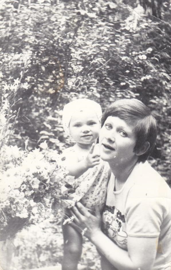 Ведучі каналу "Україна" показали зворушливі фото зі своїми мамами