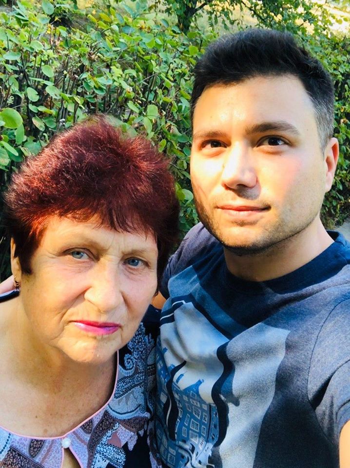 Ведучі каналу "Україна" показали зворушливі фото зі своїми мамами