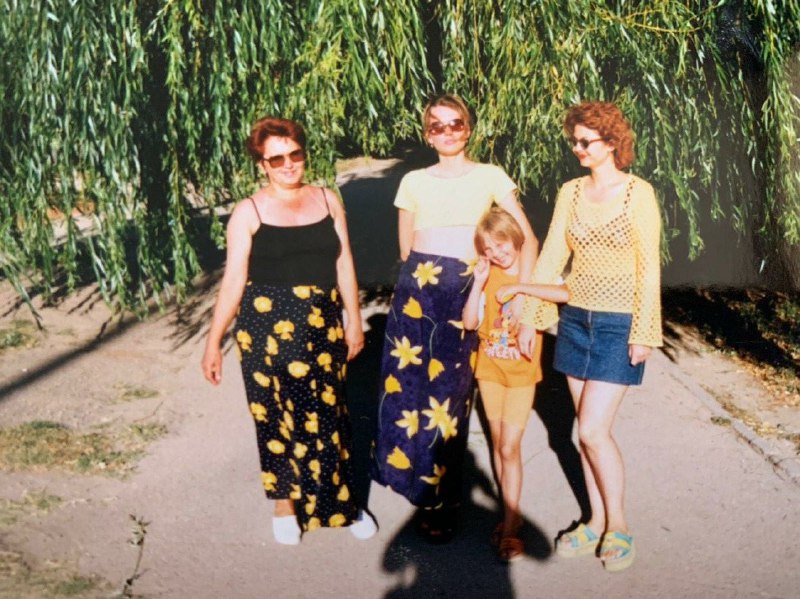 Ведучі каналу "Україна" показали зворушливі фото зі своїми мамами