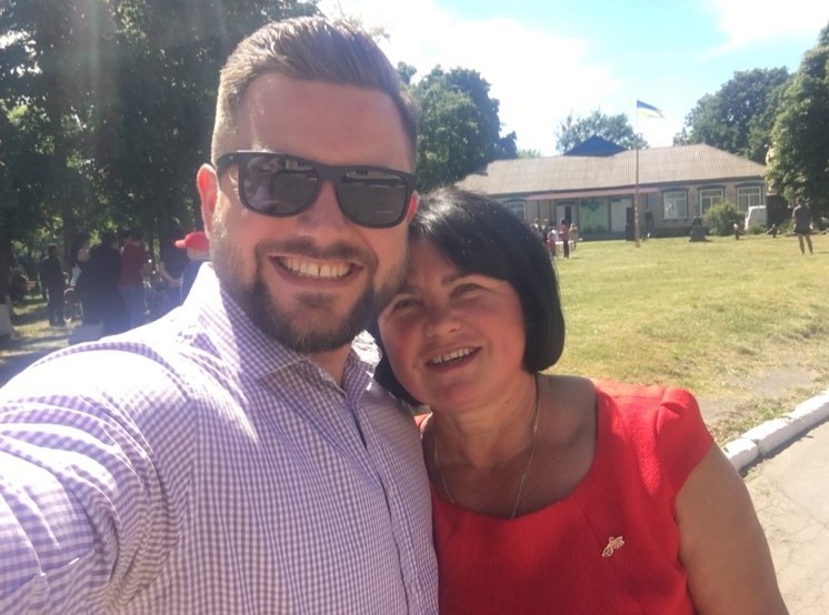 Ведучі каналу "Україна" показали зворушливі фото зі своїми мамами