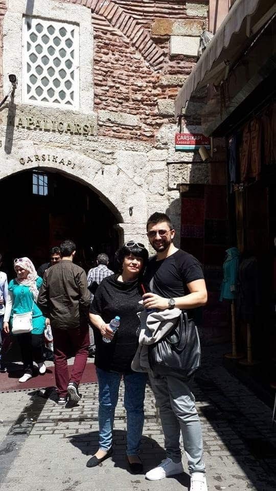 Ведучі каналу "Україна" показали зворушливі фото зі своїми мамами