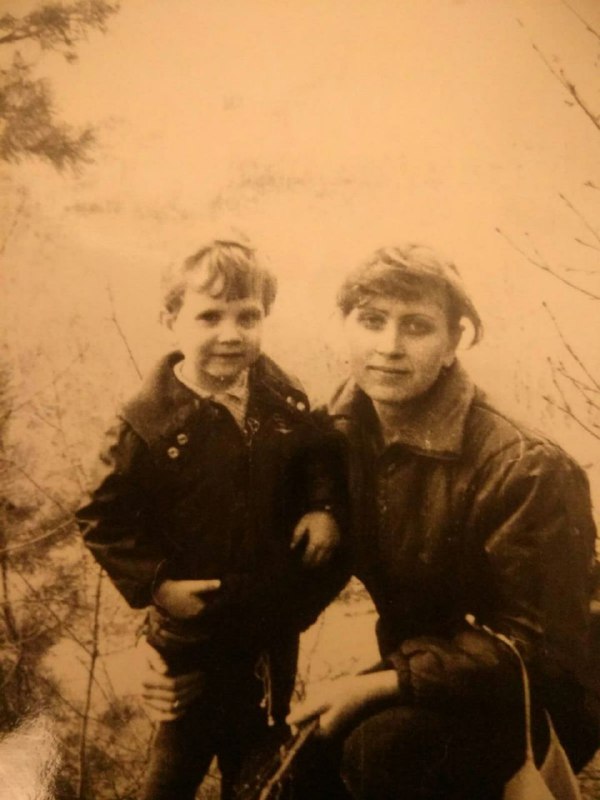 Ведучі каналу "Україна" показали зворушливі фото зі своїми мамами