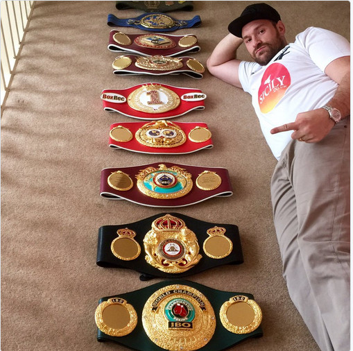 Тайсон Фьюри с чемпионскими поясами