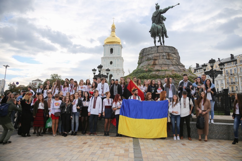 Кошка привела хозяйку на марш в вышиванках: фоторепортаж из центра Киева