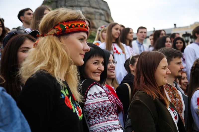 Кошка привела хозяйку на марш в вышиванках: фоторепортаж из центра Киева