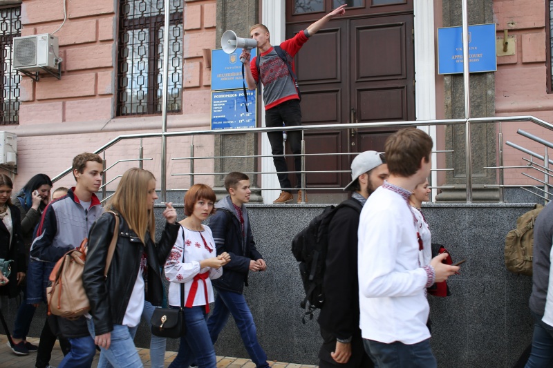 Кошка привела хозяйку на марш в вышиванках: фоторепортаж из центра Киева