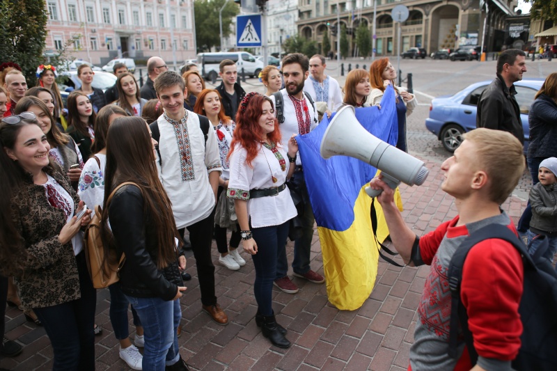 Кошка привела хозяйку на марш в вышиванках: фоторепортаж из центра Киева